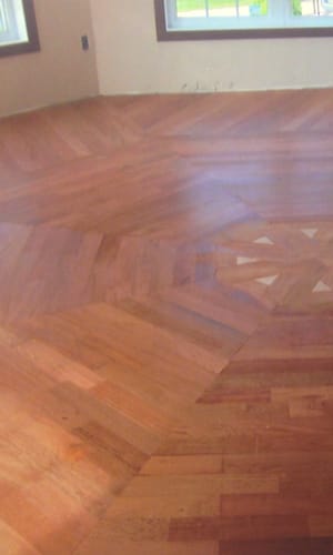 Revêtement de plancher en bois diagonal
